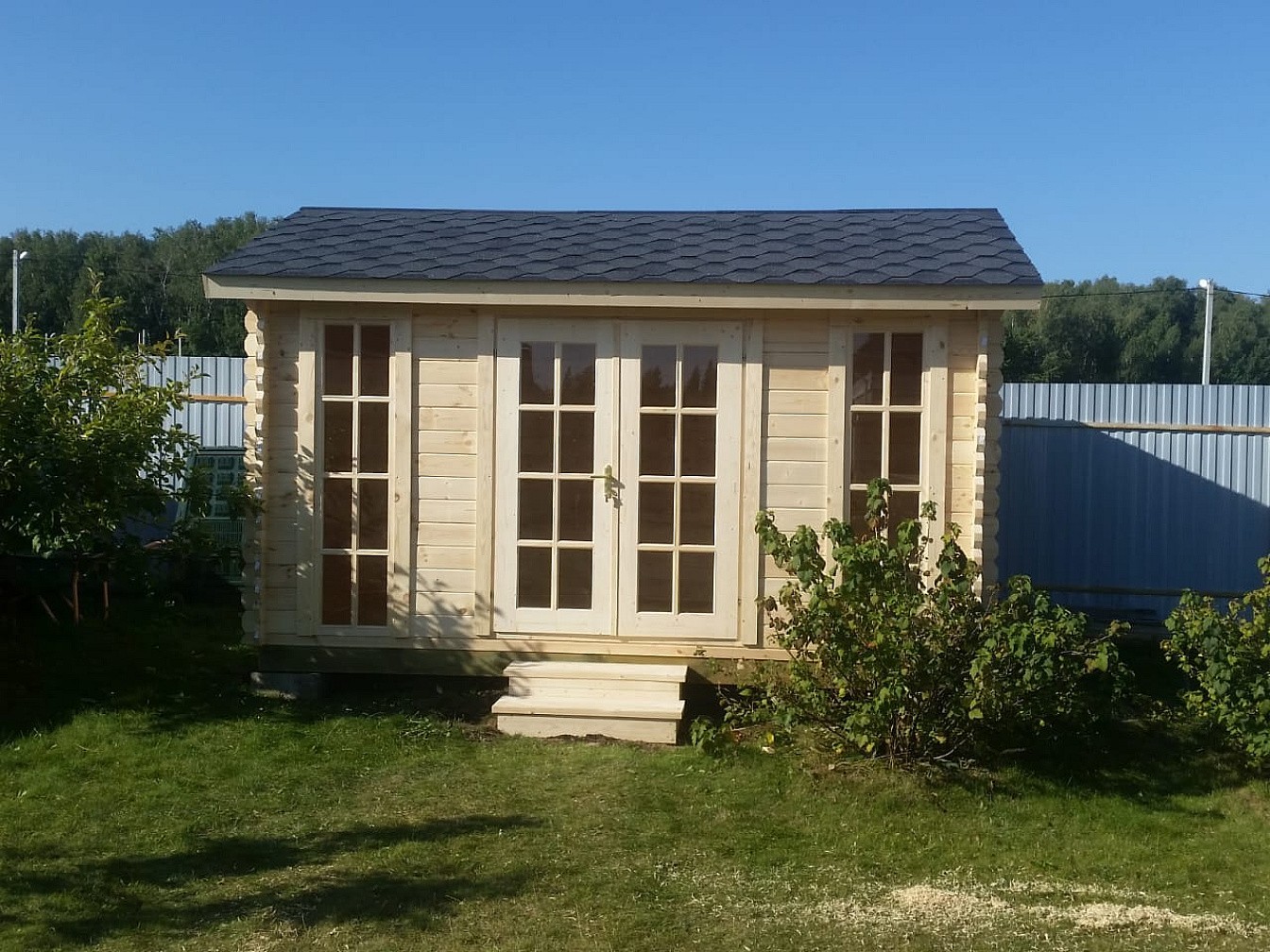 Садовый домик для небольших участков с панорамными окнами и дверями
